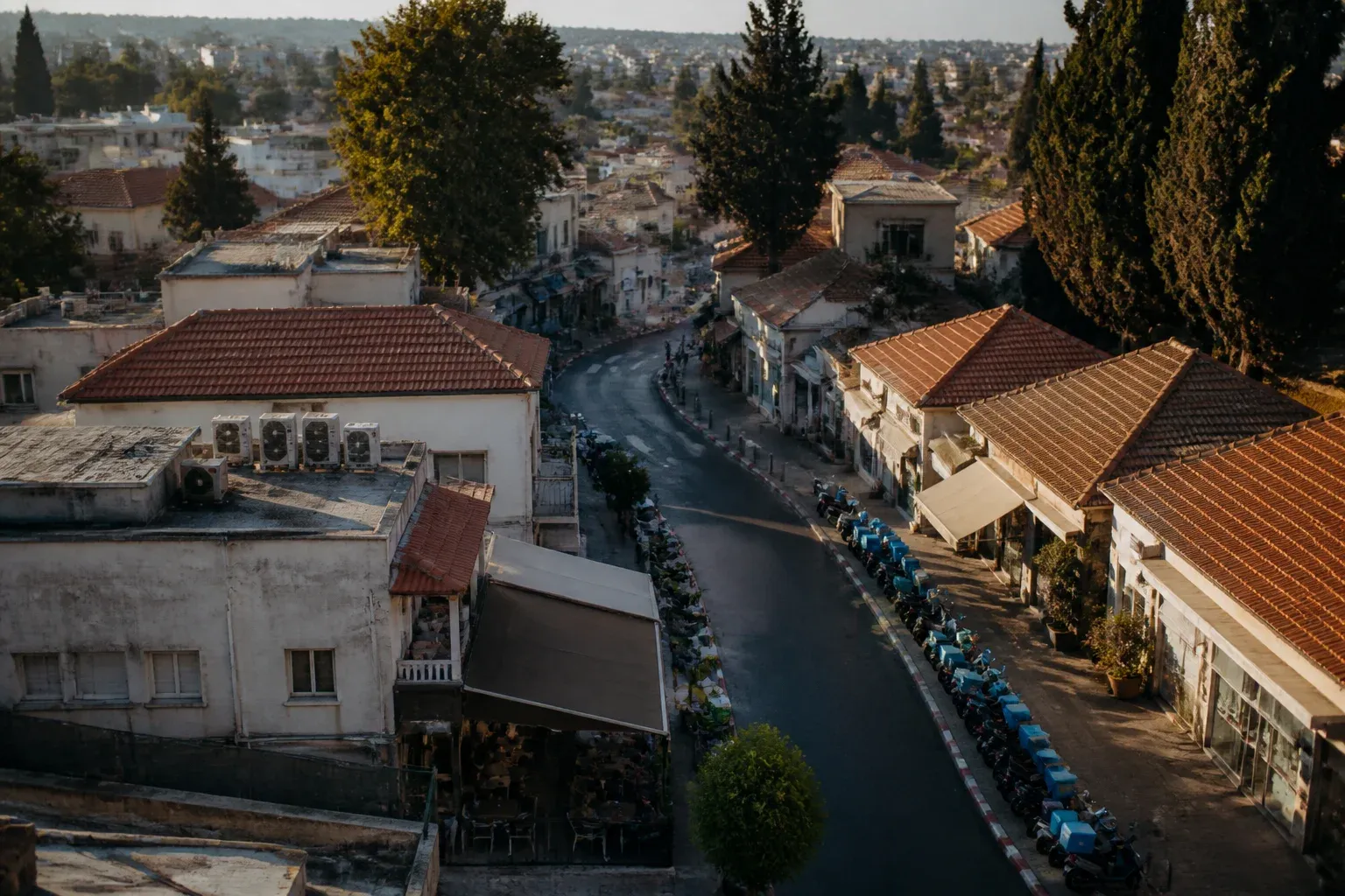 מבט מלמעלה על שכונה קטנה עם גגות ורחוב ראשי